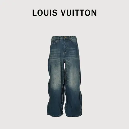 Louis Vuitton 路易威登 LV 25FW 波浪线条水洗牛仔裤 手擦猫须,酵洗底色,马骝,怀旧,全条喷料,工艺十分复杂,同时版型也同样考验纸样师傅,以及车工技术.前后调整三次纸样车法,宽松牛仔裤携迷幻波浪廓形,搅动视觉平衡,水洗效果流露古着意味,后侧1v贴饰完善细节,时髦慵懒一款有骨感的牛仔裤.
